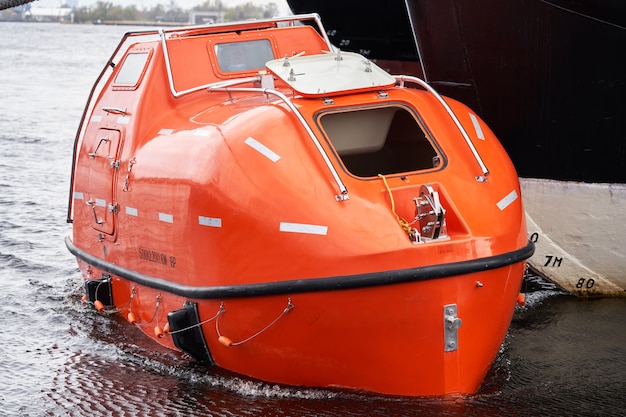 Foto versão do petroleiro resistente ao fogo, totalmente fechado, flutuador do barco salva-vidas próximo ao grande navio