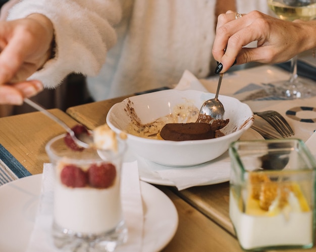 Foto versão gourmet de cheesecake clássico com morangos naturais servidos em porções individuais