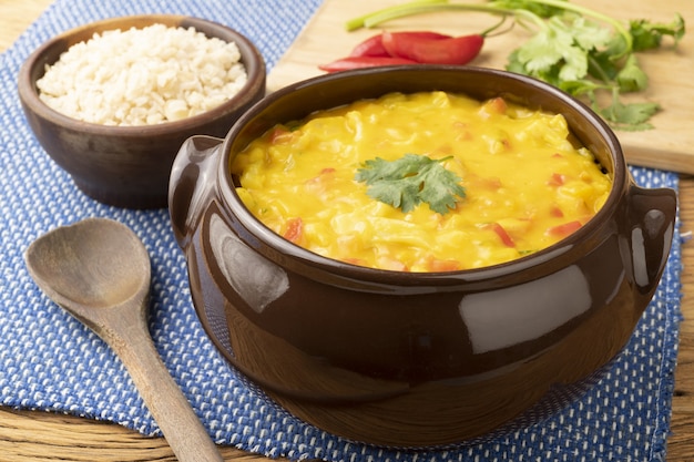 Versão vegana do bobo de camarão típico brasileiro Couve-flor, pimentão, tomate, mandioca e creme de castanha de caju