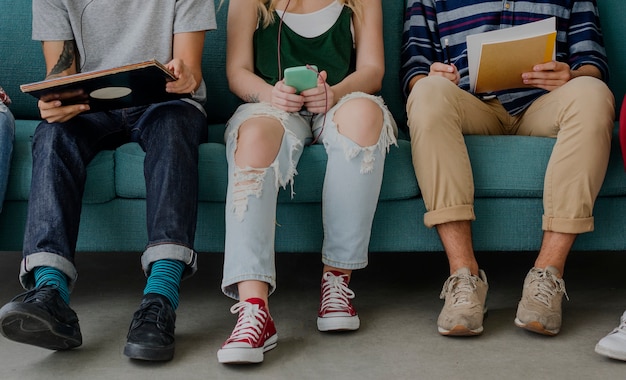 Verschiedenartigkeits-Teenager-Studenten entspannen sich Team Concept