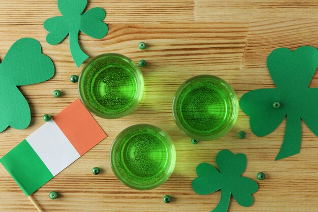 Verschiedene Accessoires für den St.Patrick's Day, Ansicht von oben