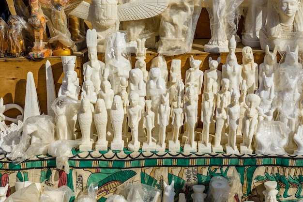 Verschiedene ägyptische Souvenirs zum Verkauf in einem Straßenladen