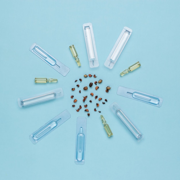 Verschiedene Ampullen mit Medikamenten zur Insektenbekämpfung und Kartoffelkäfer auf blauem Hintergrund Minimales Konzept der Schädlingsbekämpfung