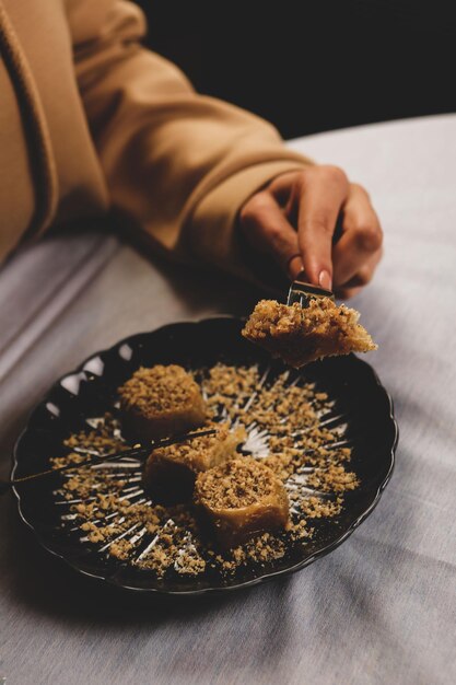 Verschiedene Aromen von türkischem Baklava mit Pistazien und anderen türkischen Süßigkeiten