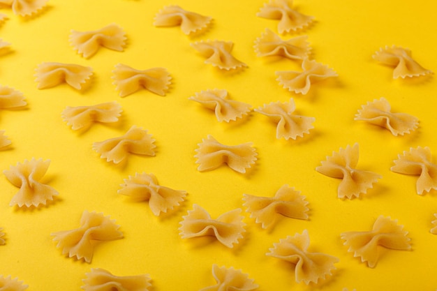 Foto verschiedene arten und formen trockener italienischer pasta auf gelbem hintergrund