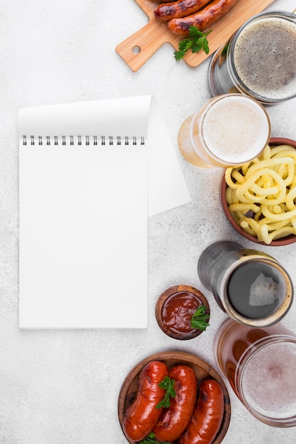 Foto verschiedene arten von bier und essen flach liegen