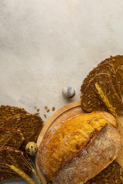 Verschiedene Arten von Brot Roggen glutenfreies Weizen Multigetreide auf hellem Hintergrund