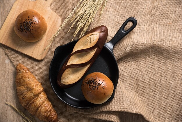 Verschiedene Arten von Brot über dem Sack in der Küche