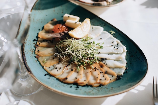 Verschiedene Arten von Fisch auf einem Teller Hochzeit Tischdekoration mit Speisen im Restaurant