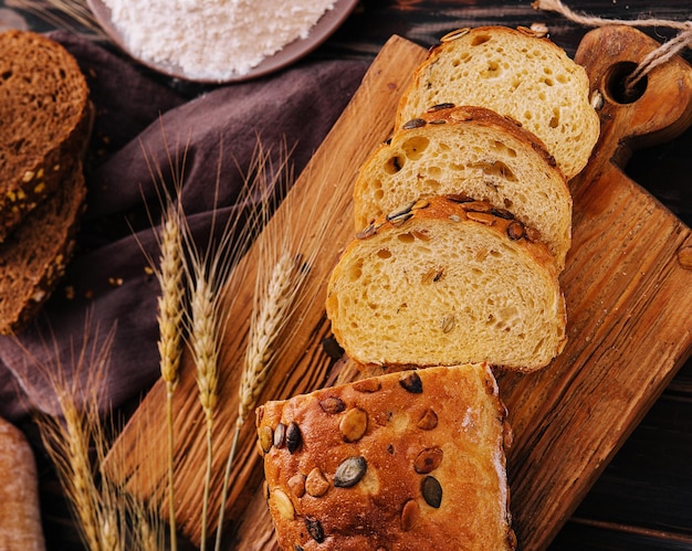 Verschiedene Arten von frisch gebackenem Brot