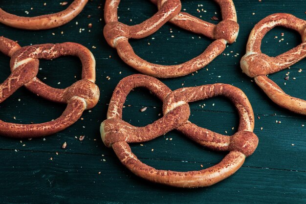 Foto verschiedene arten von gebackenen bagels mit samen auf schwarzem hintergrund