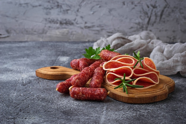 Verschiedene Arten von italienischer Salami. Selektiver Fokus