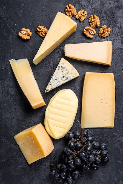 Verschiedene Arten von leckerem Käse mit Walnüssen und Trauben.