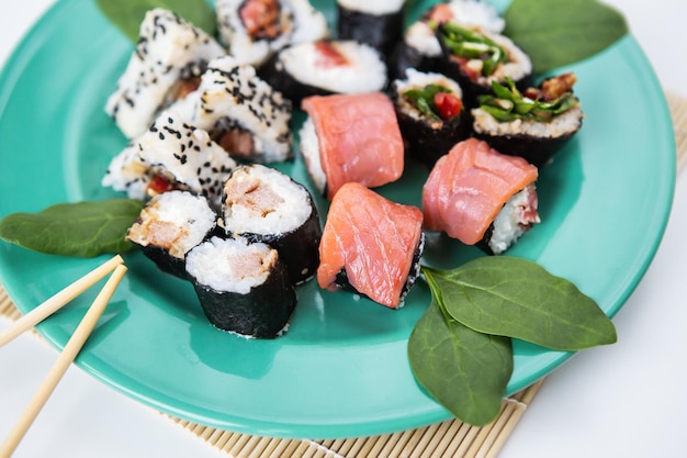 Verschiedene Arten von Maki-Sushi, Philadelphia, Maki, Lachs, Reis, Salat. Leckeres und gesundes Essen. Nahansicht.
