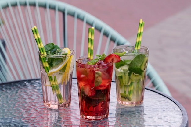 Foto verschiedene arten von mojito-cocktails auf café-hintergrund.