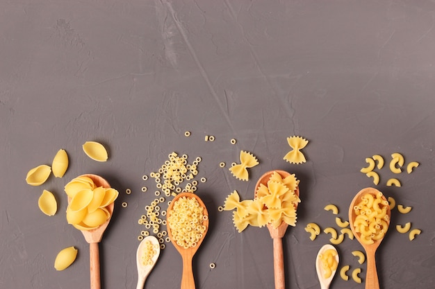 Verschiedene Arten von Pasta Nahaufnahme auf einem farbigen Hintergrund