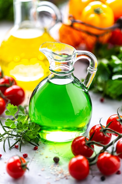 Verschiedene Arten von Pflanzenöl in Glasflaschen: Sesam, Leinsamen, Traubenöl.