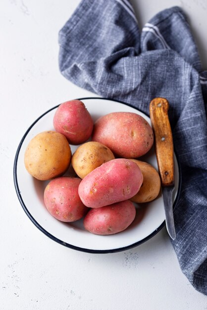 Verschiedene Arten von rohen Bio-Kartoffeln