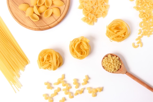 Verschiedene Arten von roher italienischer Pasta Nahaufnahme