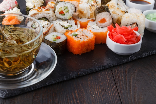 Verschiedene Arten von Sushi-Essen auf schwarzem Stein serviert