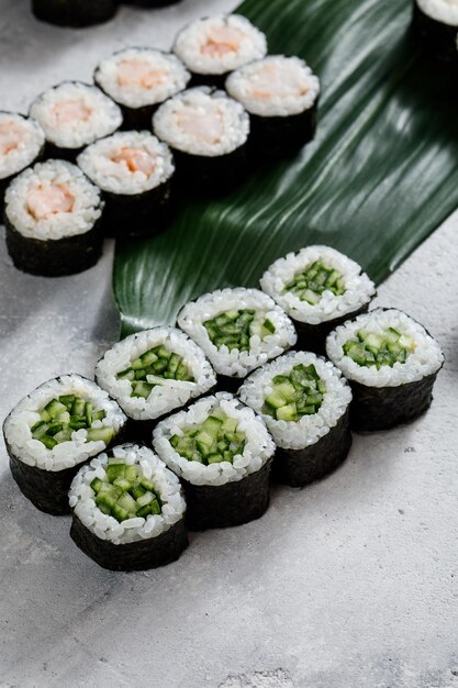 Verschiedene Arten von Sushi-Rollen auf einem Teller