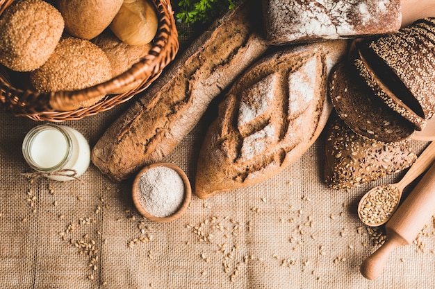 Foto verschiedene auswahl an frisch zubereiteten brötchen