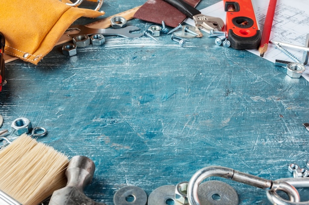 verschiedene Bauwerkzeuge auf blauem Hintergrund