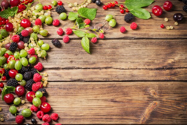 Verschiedene Beeren auf altem Holz