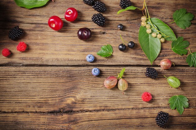 Verschiedene Beeren auf altem Holz