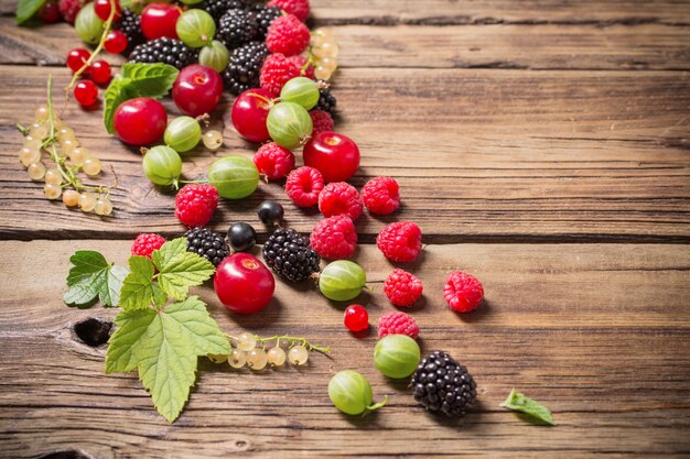 Verschiedene Beeren auf altem Holz