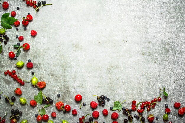 Verschiedene Beeren auf dem alten Steintisch.