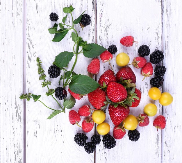 Foto verschiedene beeren auf holztisch nahaufnahme