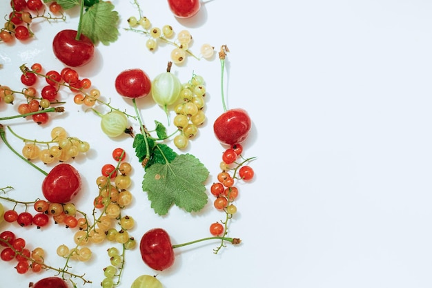 verschiedene Beeren auf weißem Hintergrund