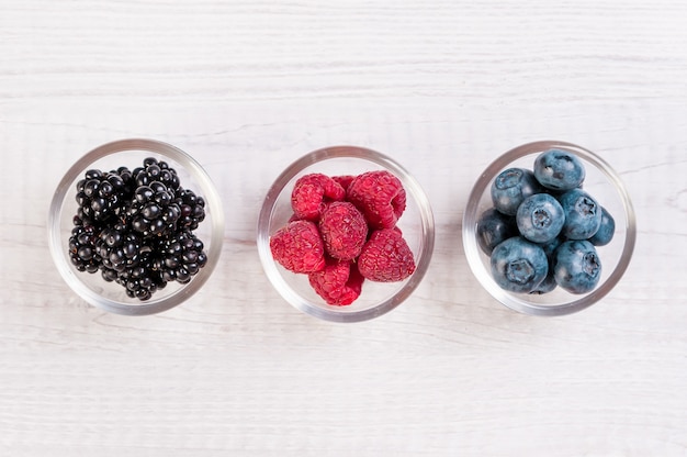 Verschiedene Beeren in Glasschalen