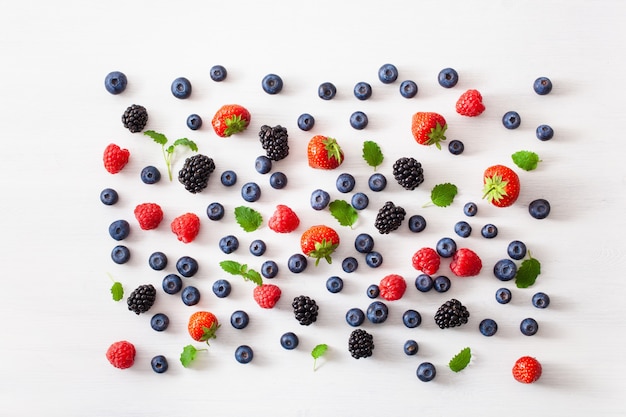 Verschiedene Beeren über weißem Hintergrund. Blaubeere, Erdbeere, Himbeere, Brombeere