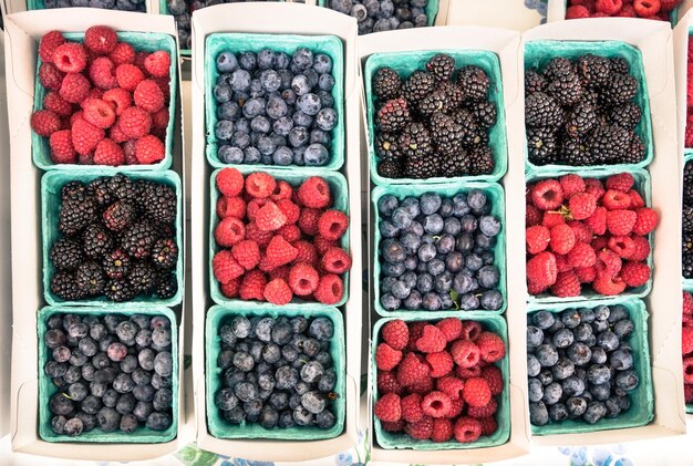 Foto verschiedene beeren zum verkauf auf dem markt