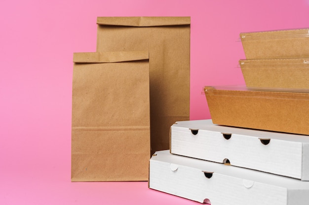Verschiedene Behälter für Lebensmittel zum Mitnehmen. Food Delivery-Konzept