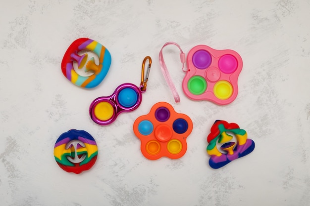 verschiedene beliebte bunte kinderspielzeug spinner einfache grübchen pop it und snapperz spielzeug