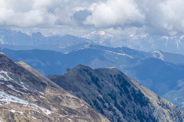 Verschiedene Berge mit Wolken