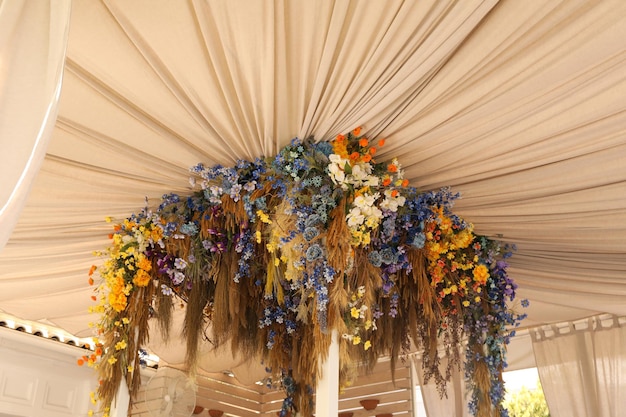 Verschiedene Blumen als Dekor des Restaurants an sonnigen Tagen