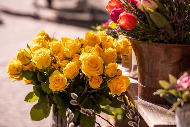Verschiedene Blumen und Setzlinge in der Nähe des Eingangs des Floristen-Blumenladens Frühlingszeit-Osterkonzept