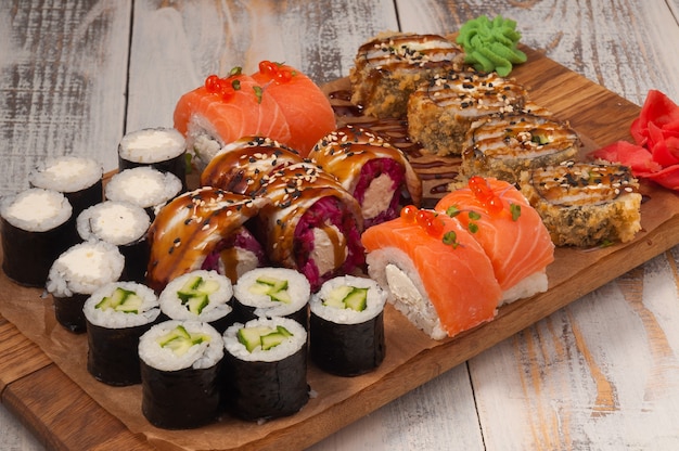 Verschiedene Brötchen auf einem Holzbrett Brötchen mit Aal-Lachs-Frischkäse-Garnelen und Gurken