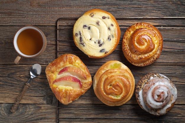 Verschiedene Brötchen und Tee