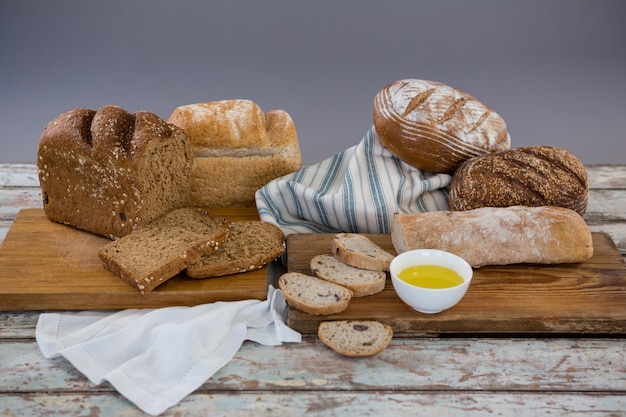 Verschiedene Brote mit Butter auf Holzoberfläche