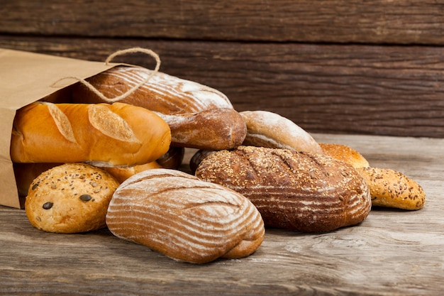 Verschiedene Brotlaibe im Beutel