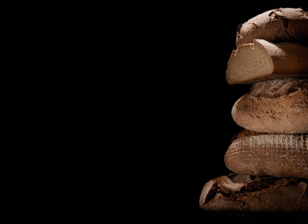 Foto verschiedene brotlaibe im studio