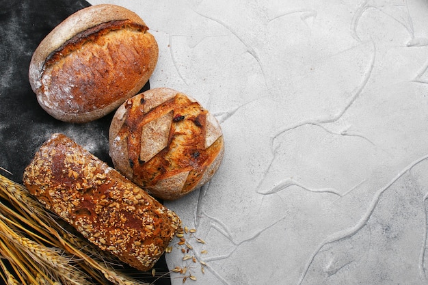 Verschiedene Brotsorten auf Betontisch-Draufsicht.