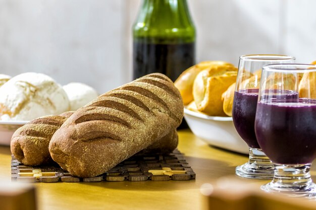 Verschiedene Brotsorten auf dem Tisch