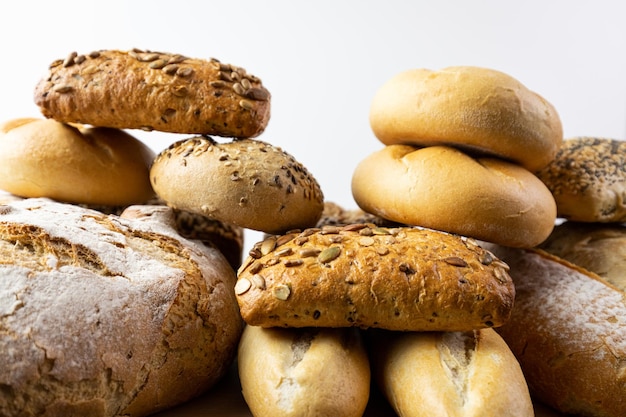 Verschiedene Brotsorten auf weißem Hintergrund