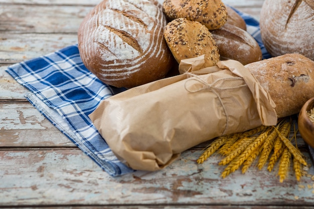 Verschiedene Brotsorten mit Weizenkörnern